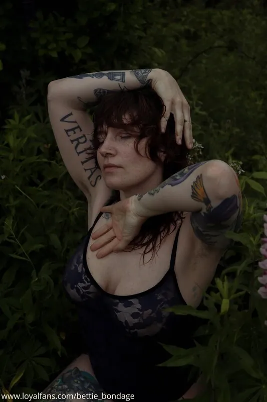 Bettie Bondage camshow