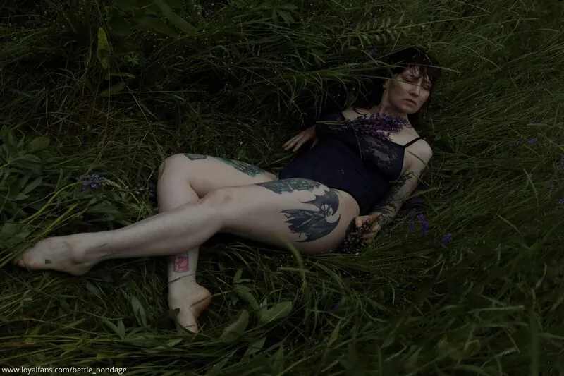 Bettie Bondage camshow