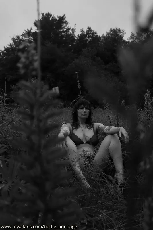 Bettie Bondage camshow