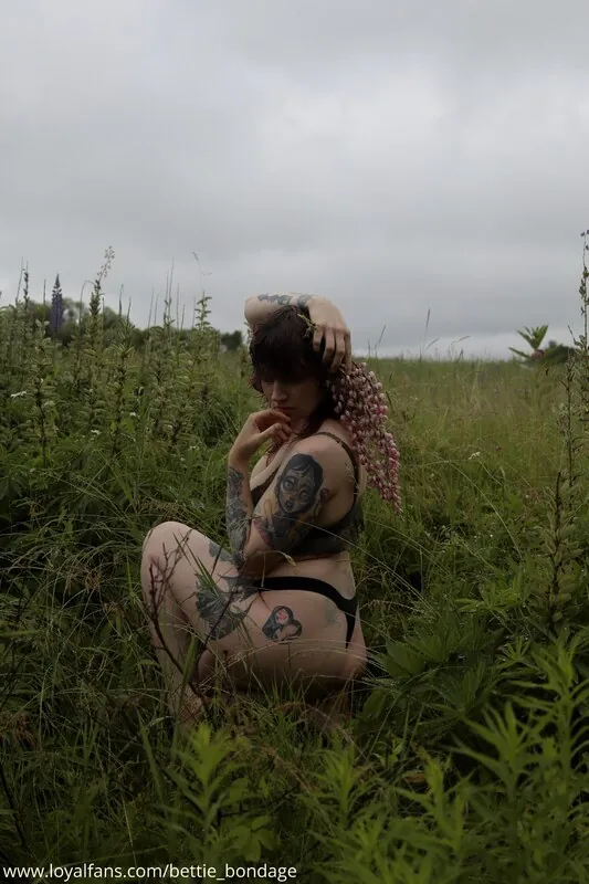 Bettie Bondage camshow