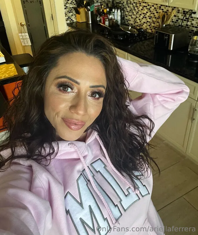 Ariella Ferrera camshow